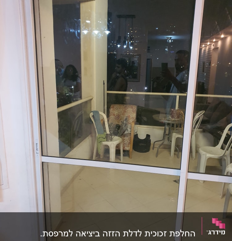 דלת זכוכית עם השתקפות אנשים בלילה